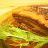 沖縄スコップ食堂 - 料理写真:たっぷりの鰹だしと泡盛、醤油などでコトコトと煮込んだトロッ、トロンのやわらか角煮は当店一の人気メニュー