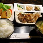 万 - 日替り定食 ￥800 豚の生姜焼、白身フライ、秋刀魚、里芋、漬物、味噌汁、ごはん