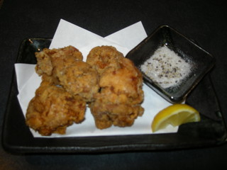 Honkaku sumibi yakitori irodori - 味付けしたもも肉を片栗粉で揚げたサクッとジューシーな唐揚げです。