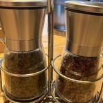 かかん 鎌倉本店 - テーブル赤・青花椒