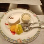 志喜亭 - 紅茶のムース　洋梨のシャーベット　パインとキーウィ　紅茶のムースが絶品でした