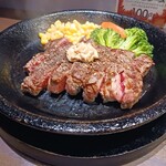 いきなりステーキ - オリジナルバターが乗ってます