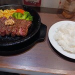 いきなりステーキ - 着膳直後！大盛ライス