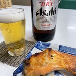 埼玉屋食堂 - 大瓶と鮭カマ焼き