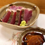 穴子料理と地酒 浅草 川井 - 鰹の藁焼き　にんにく醤油