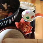 猫ニ叉タビ - メルクス・トマトソースごま魚粉、大根マリネ