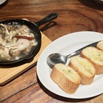 十三Style - ずっと食べたかったアヒージョ　えびときのこです　足りなくてバケットを更に4つ追加しました(*^ω^*)