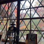 吹上の森 - 庭に面したソファー席　かき氷機が置いてある