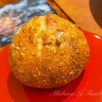 ミチノ・ル・トゥールビヨン - マダム作のオートミール入りパン。この他にもう一つ、八丁味噌のパンがありました。いずれも絶品です。