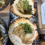 貝 刺身専門店 しらはら - △ホタテ貝焼き1個748円(税込) 高い(＞人＜;)