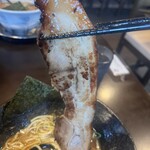 ラーメン いっとうや - チャーシュー、写真だと白っぽく見えるけど実際はめちゃくちゃ良い色です