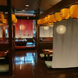 のれんで仕切られた「純和風」な温かみのある雰囲気