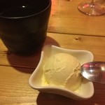 ガーリック ハウス - サービスのバニラアイス