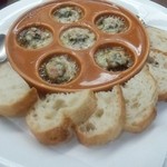 「エスカルゴのガーリックバター焼き」（880円）