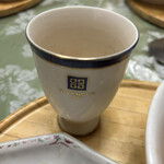中国酒房源華 - ウーロン茶はジバンシーのカップで