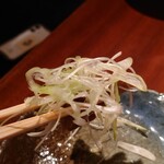 よろにく - 赤みのお肉 ネギを添えて