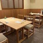 幸寿し - テーブル席は2卓