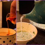 庵 浮雨 - 左 : くるみのそばつゆにラー油。右 : 花巻クリームにそば湯