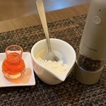 庵 浮雨 - お蕎麦の味変グッズたち。ラー油、パルメジャーノチーズ、ブラックペッパー