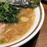 横浜家系ラーメン 三郷家 - 豚骨のコクと旨味が強いスープ。
