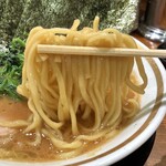 横浜家系ラーメン 三郷家 - 麺リフト。
