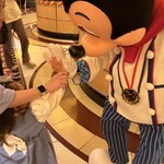 シェフ・ミッキー - ハイタッチもバグも写真も会話も出来る〜