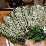 横浜家系ラーメン 三郷家 - 海苔増しは5枚100円。