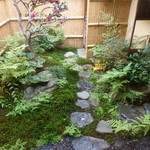 御料理 光安 - 中庭の様子