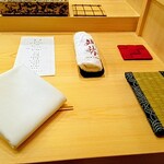 鮨 赫 sushi aka Tokyo - カウンターセット、右手前はスマホ置き