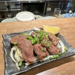 たこやねん酒場 - タンの鉄板焼き