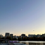 老酒舗 - 帰り不忍池から三日月が見えた！