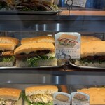 うみぱん - ショーケース① サバカツサンドなど 11/2025