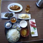 ごはん亭 むらかみ食堂 - 朝定食特盛、まぐろ刺身、カレイの煮付け、茄子煮浸し、ポテトサラダ