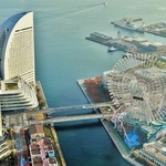 鉄板焼 よこはま - YOkOHAMA ROYAL PARK HOTEL 61階の宿泊した部屋の窓ごしから見えた 横浜の港の風景です。