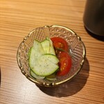 炭火串焼 鶏魚 - ズッキーニとトマトの和え物