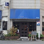 バン - JR 山陽本線横川駅から徒歩3分の「BAN」さん、朝7時30分から営業
開業時期不明、店主さんご夫妻の2名体制
外観は、青いビニールの庇、ガラス張り壁&木製開き扉、中の様子が伺え入り易い佇まい