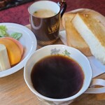 バン - モーニング(税込600円)
①トースト②サラダ(萵苣&蕃加&胡瓜&茹で卵&甘蕉&柿)③お味噌汁
お飲み物①珈琲【サイフォン式】
ゆったりとした時間の流れる純喫茶、仕事前の寛ぎを得られるのが良いですね