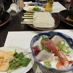 たんや善治郎 別館 - 奥は生かまぼこ。七輪で焼いて食べます。