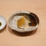 すし 良月 - 三陸黒鮑、和歌山白味噌入り肝ソース