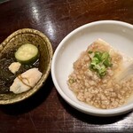 バルめし山田 - 選べる３種のお通し  もずく酢・お豆腐餡掛け。お味も良い(≧∇≦)b