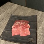 焼肉とみ - 特選タン2種盛り合わせ(タンモト.タンシタ)
      本日の特選牛(ハツ)