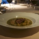 フォリオリーナ・デッラ・ポルタ・フォルトゥーナ - 生ハムの皮 ひよこ豆 ポロネギ ピエトラ カーボロネーロ 肉のスープ  野菜のスープ フランス産仔牛腎臓