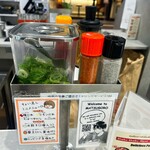 ひとりしゃぶしゃぶ 七代目 松五郎 - ニンニクチップとラー油とネギ、七味、胡椒