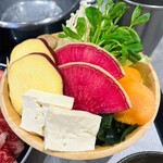 ひとりしゃぶしゃぶ 七代目 松五郎 新宿東宝ビル店 - 新鮮なお野菜たち（Mサイズ）