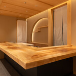 すし割烹悠水 - 栃の木を使用した上質な設えのカウンター