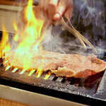 焼肉 肉匠 さく竜R - 料理写真:お肉焼いてるシーン