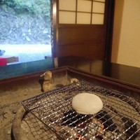平野屋 - 炭火でお餅を焼きます