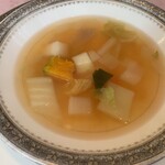 レストラン テルミニ - コンソメとトマトのスープ。白菜、かぼちゃ、じゃがいも