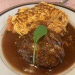 レストラン テルミニ - ふわとろオムライスにハンバーグをトッピング。