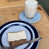 アバウトライフコーヒーブリュワーズ - チーズケーキ、ホットカフェラテ